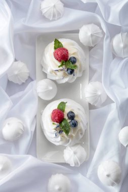 Ahududu, yaban mersini ve nane ile tatlı Pavlova bir Whit
