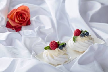 Ahududu, yaban mersini ve nane ile tatlı Pavlova bir Whit