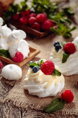 Eski bir ahududu, yaban mersini ve nane ile tatlı Pavlova 