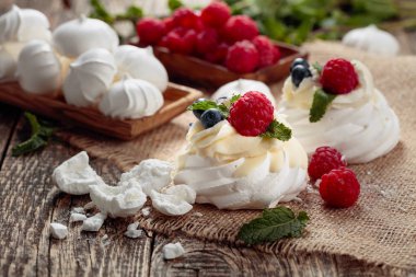 Eski bir ahududu, yaban mersini ve nane ile tatlı Pavlova 