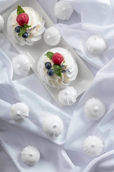 Десерт Павлова с малиной, черникой и мятой — стоковое фото