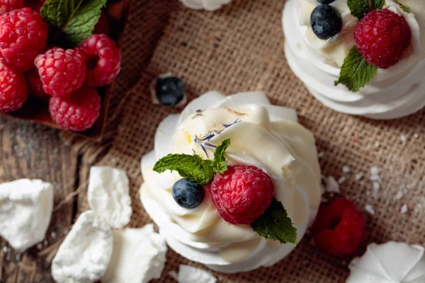Dessert Pavlova with raspberries, blueberries and mint on a old — Stock Photo, Image