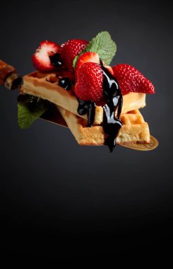 Çilek, nane ve çikolata sosu ile Belçikalı Waffle.