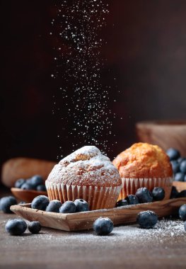 Muffins ve yaban mersini toz şeker ile serpilir.