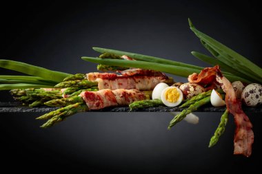 Yeşil kuşkonmaz pastırma içinde sarılmış.