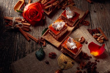 Bir o üzerinde tarçın, anason, kahve çekirdekleri ve fındık ile katmanlı kekler