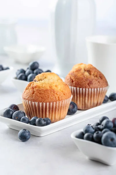 Muffins e mirtilo na mesa branca . — Fotografia de Stock