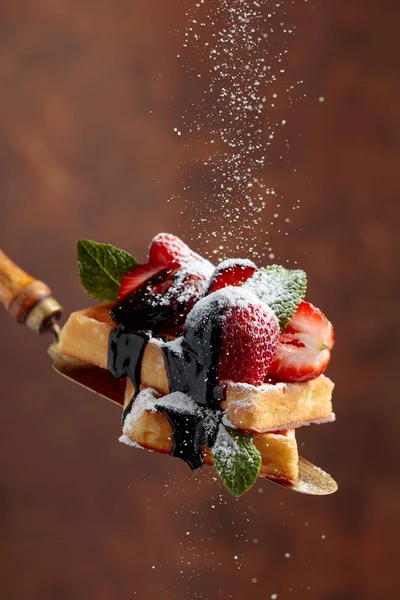 Çilek, nane ve çikolata sosu ile Belçikalı Waffle. — Stok fotoğraf