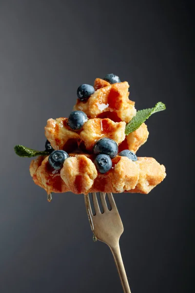 Homemade Belgian waffles with honey, blueberry and mint on a dar — Stock Photo, Image