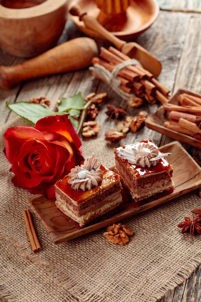Lager tårtor med kryddor och nötter på ett gammalt träbord. — Stockfoto