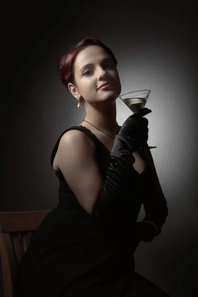 Mujer atractiva feliz en vestido negro con el pelo perfecto y hacer —  Fotos de Stock