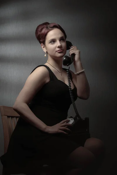 Portret w stylu retro ze starym czarnym telefonem. — Zdjęcie stockowe