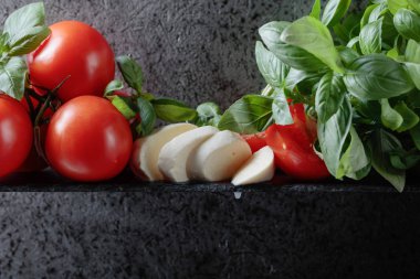 Mozzarella peyniri, domates ve fesleğen ile .