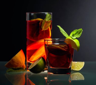 Cam bir masada kireç, limon ve nane ile soğuk çay.