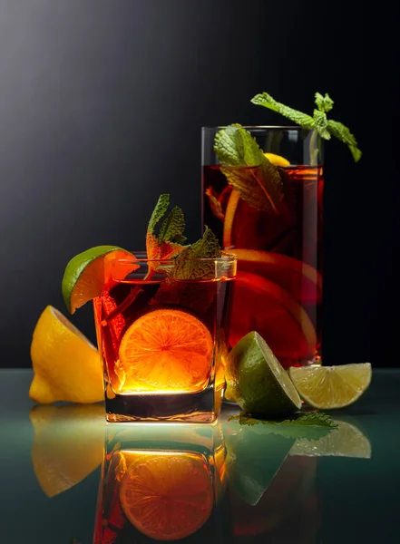 Studený čaj s vápnem, citronem a mátou na skleněném stole. — Stock fotografie