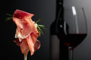 Prosciutto rosemary ile.