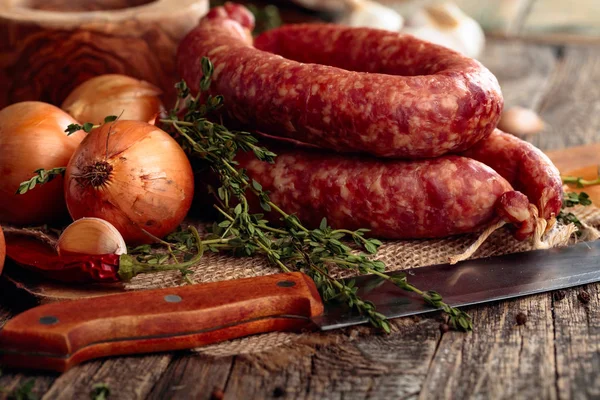 Trockenwurst mit Brot und Gewürzen auf einem alten Holztisch. — Stockfoto