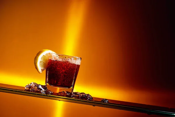Glas Cola mit Zitronenscheibe. — Stockfoto