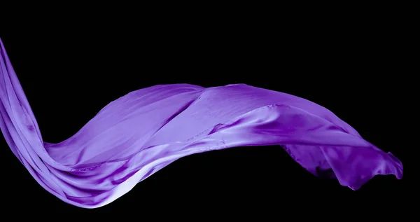 黒い背景に隔離された滑らかな紫色の透明な布. — ストック写真