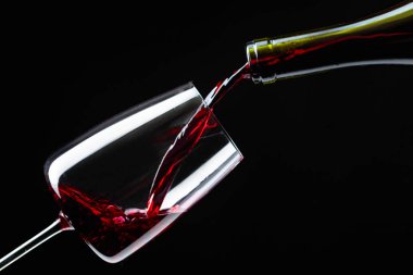 Kırmızı şarap kadehinin dökülür varlık.