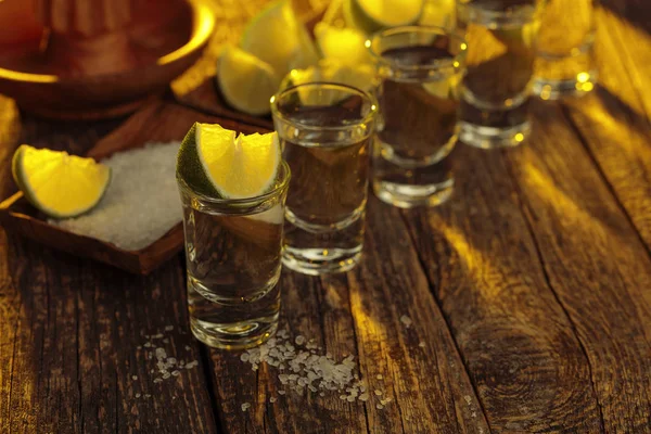 Tequila mit Salz und Kalk auf altem Holzgrund. — Stockfoto