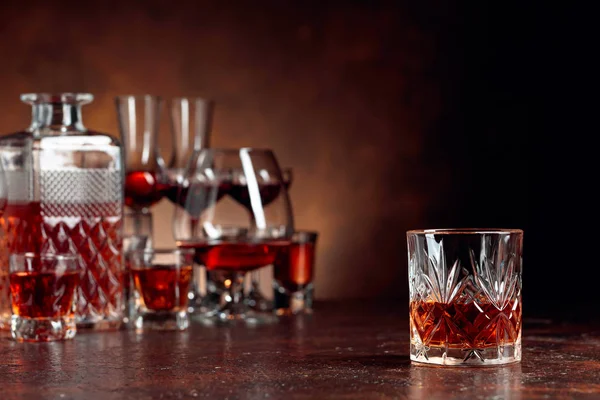 Set van sterke alcoholische dranken in glazen op een bruine achtergrond. — Stockfoto