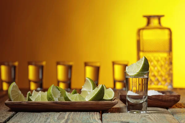 Tequila con sale e calce su un vecchio fondo di legno . — Foto Stock