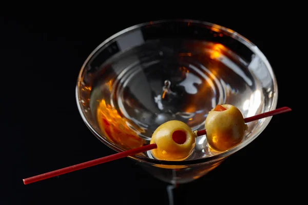 Martini cocktail met groene olijven. — Stockfoto