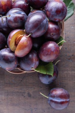 Ahşap arka plan üzerinde olgunlaşmış sulu Erik. 