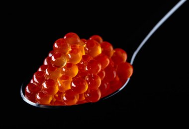  kaşık içinde kırmızı havyar.