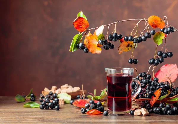Jus segar dari chokeberry hitam dalam kaca dan berry dengan izin — Stok Foto