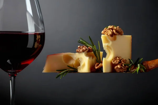 クルミ、ローズマリー、赤ワインのマスダムチーズ. — ストック写真