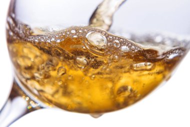 Beyaz arka planda izole beyaz şarap.