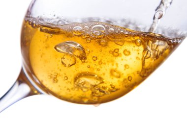 Beyaz arka planda izole beyaz şarap.