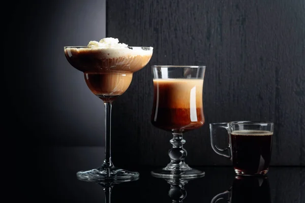 Kaffe cocktails och espresso på svart reflekterande bakgrund. — Stockfoto