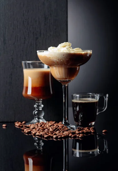 Κοκτέιλ καφέ και εσπρέσο σε μαύρο αντανακλαστικό φόντο. — Φωτογραφία Αρχείου