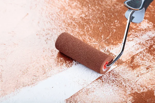 Painting roller  surface copper paint  inside in apartment close — Stock Photo, Image