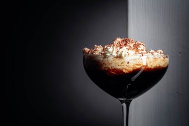 Çikolatalı krema ile kahve kokteyli
