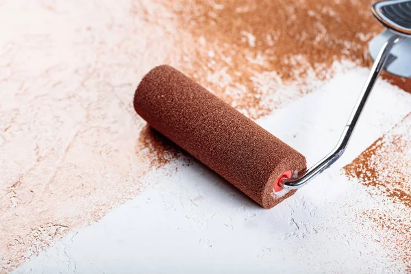 Painting roller  surface copper paint  inside in apartment close — Stock Photo, Image