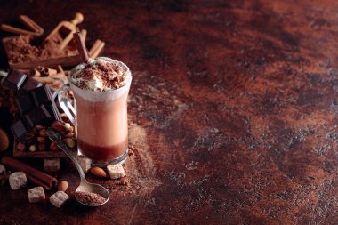 Krema ile sıcak çikolata çikolata cips serpilir.