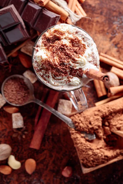 热巧克力与奶油洒巧克力片. — 图库照片