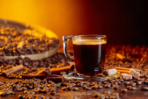 Taza de café expreso con azúcar morena . — Foto de Stock