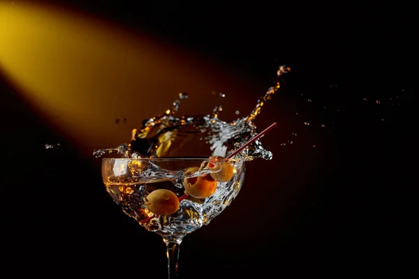 Martini seco com azeitonas verdes . — Fotografia de Stock