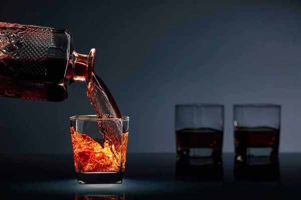 Alkoholický nápoj, který se nalévá z kofantru do skleničky. — Stock fotografie