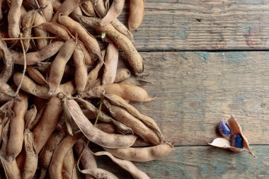 Eski ahşap arka plan üzerinde fasulye ile kuru fasulye bakla .