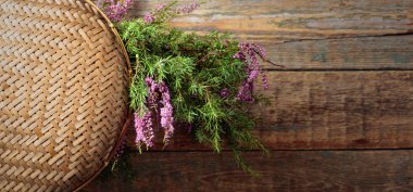 Ahşap bir ba üzerinde çilek ile çiçeklenme fundalık ve ardıç dalı