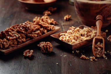 Eski ahşap bir masa üzerinde ahşap bir çanak ceviz. 