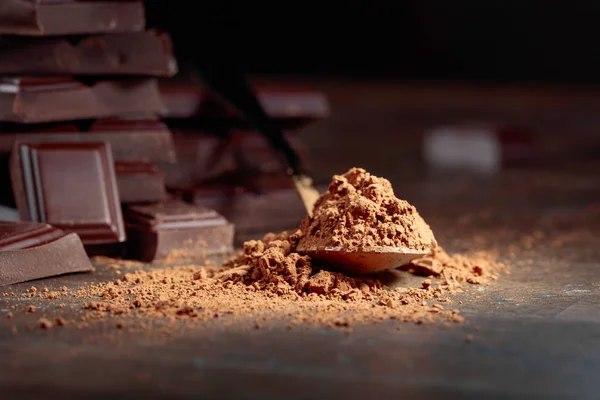 Pezzi di cioccolato rotti e cacao in polvere  . — Foto Stock