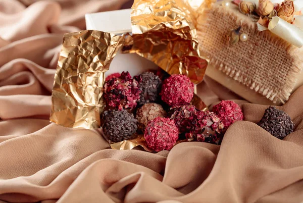 Chocolates diferentes em uma pequena caixa de presente . — Fotografia de Stock