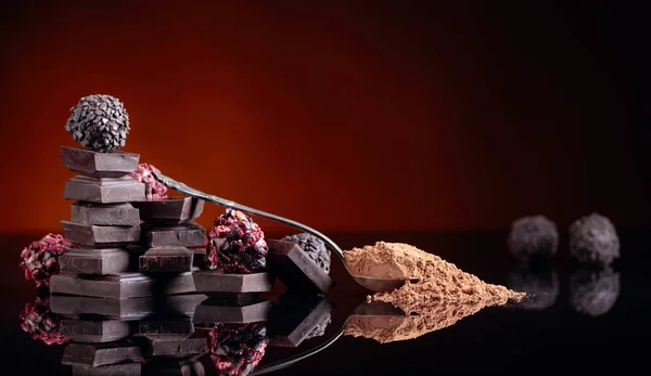 Varios chocolates, trozos de chocolate rotos y cuchara con coco — Foto de Stock